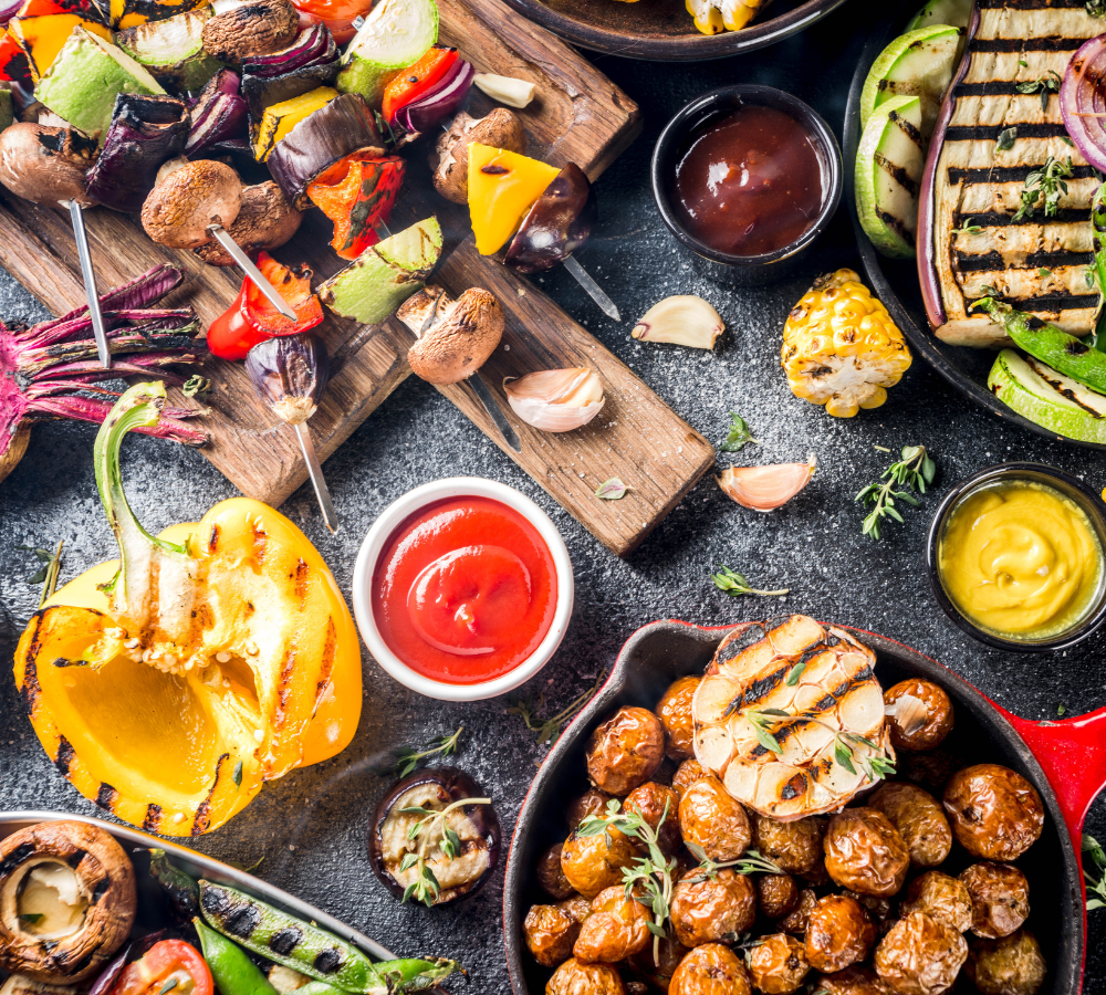 Vielfältig ausgewähltes Grillgut, Fleisch, Buntes Gemüse, Soßen