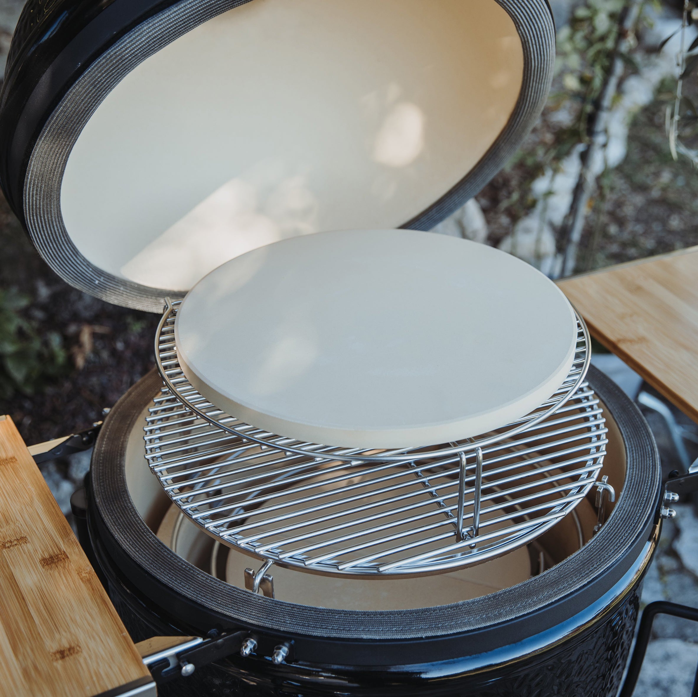 MONOLITH ONE.55 Kamado mit offenem Deckel, Edelstahl-Zusatzrost und Pizzastein – perfekte Ausstattung für Pizza- und Brotbacken im Keramikgrill.