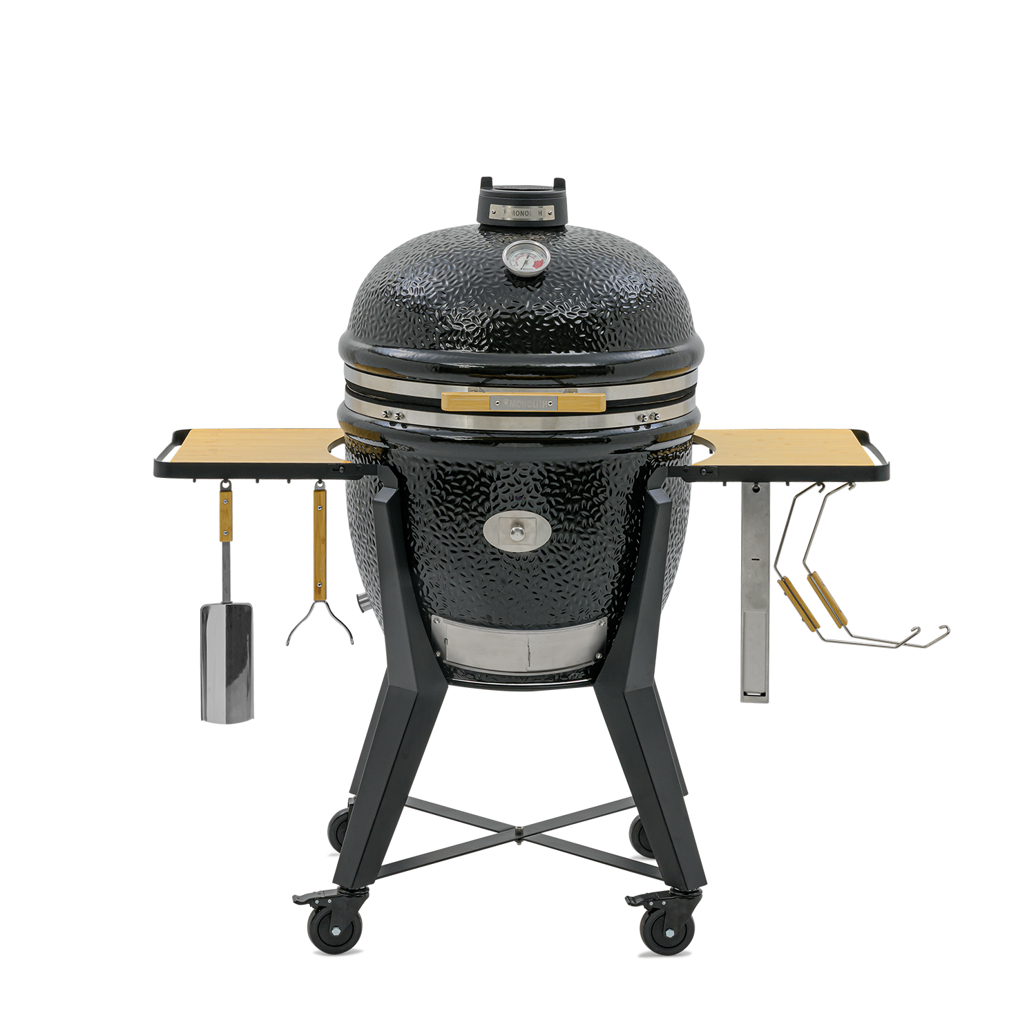 Keramik-Kamado-Grill mit Thermometer, Seitentischen, Edelstahl-Gestell und Grillzubehör in der Frontansicht auf weißem Hintergrund