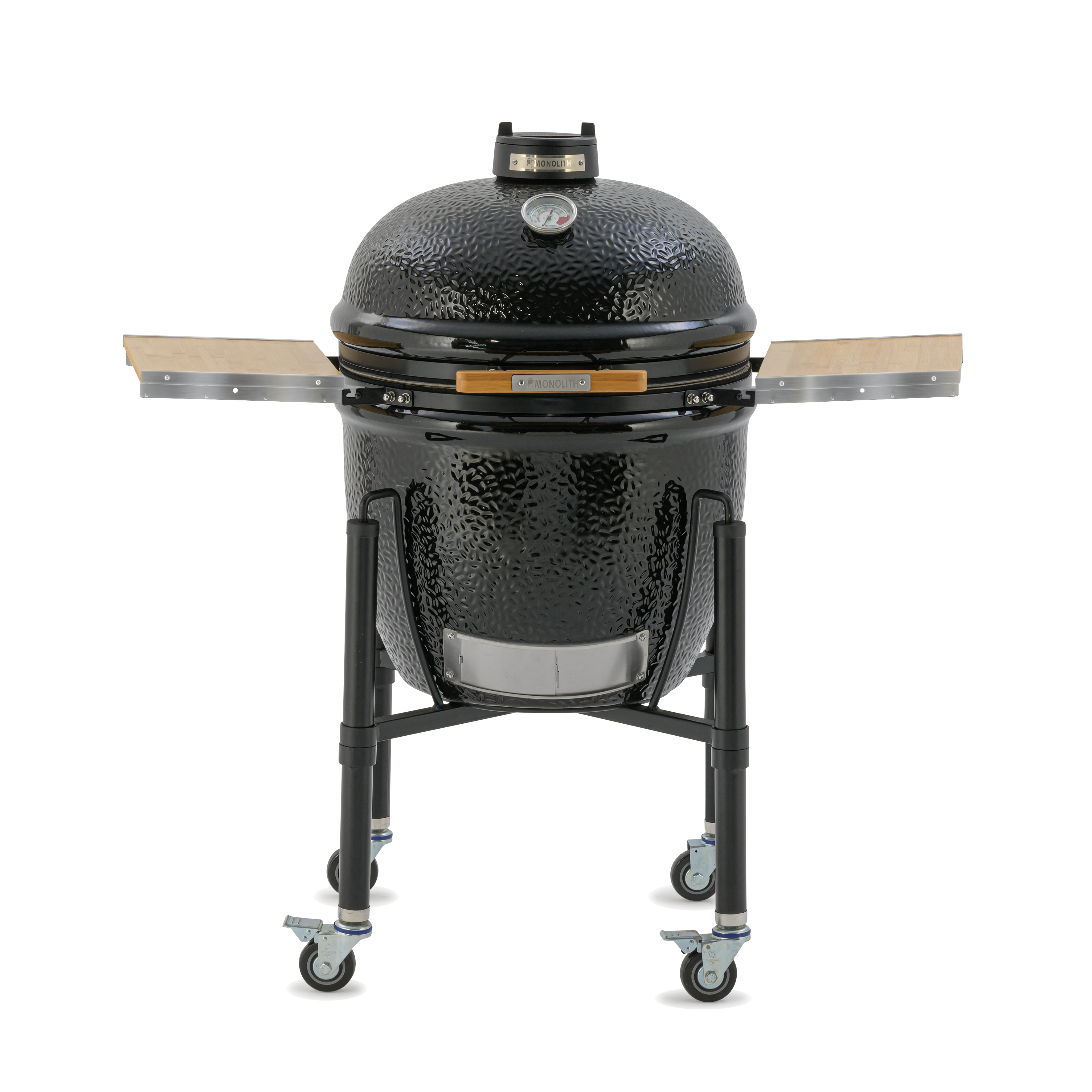 MONOLITH ONE.66 Kamado-Grill in Studioaufnahme ohne Zubehör – große Grillfläche, Bambus-Seitentische und pulverbeschichtetes Gestell auf Rollen.