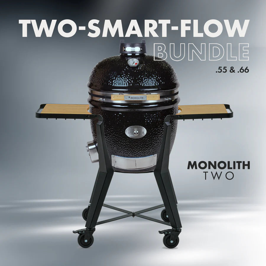 Monolith Kamado-Grill Bundle TWO Smart-Flow für Modelle .55 und .66 – Werbebild mit Grill und Seitentischen auf grauem Hintergrund.